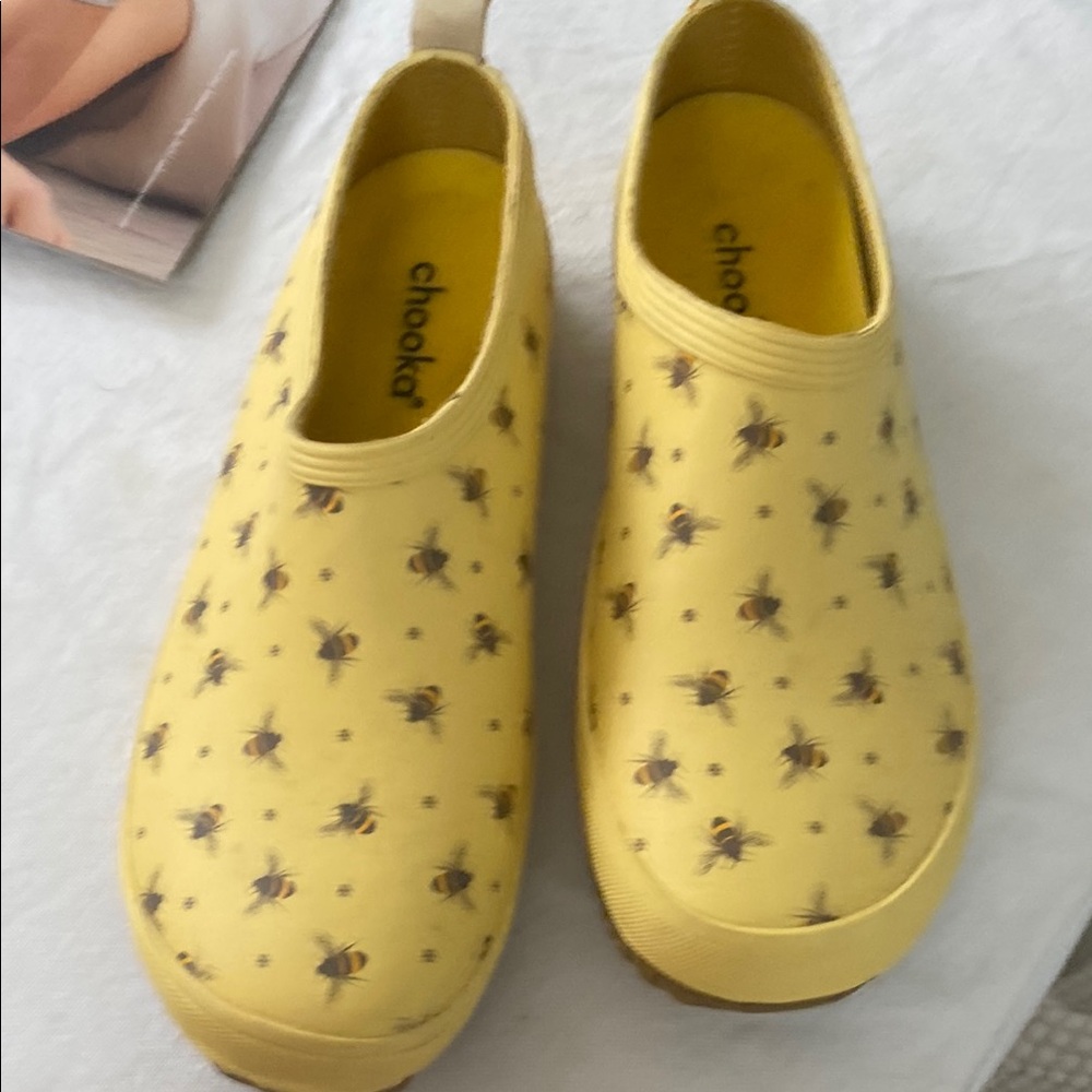 Chooka adults yellow bee shoes 8